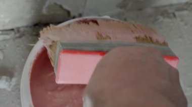 Duvara bir fırça ile astar uygulamak.