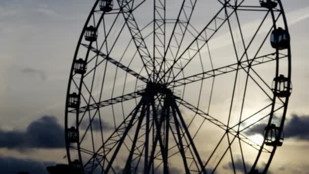 Pariserhjul mot bakgrund av kvällen himlen. — Stockvideo