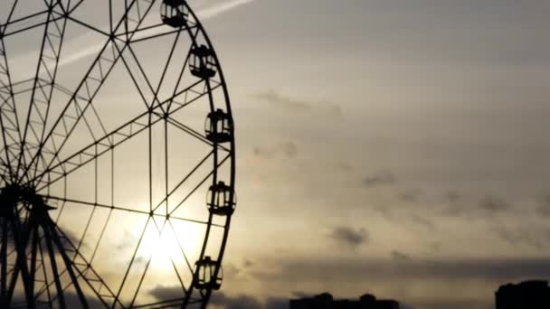 Ferris wheel against the background of the evening sky. — Stock Video