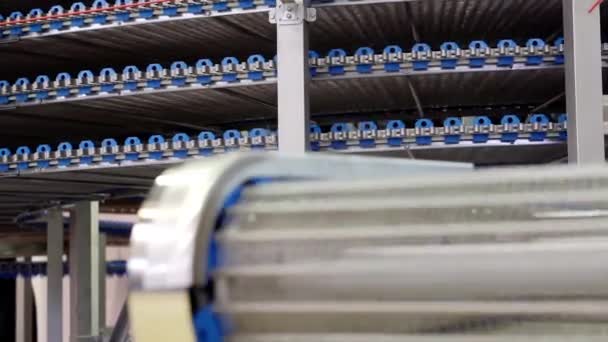 Ein leeres automatisches Förderband bewegen — Stockvideo