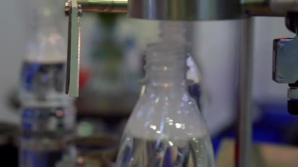 Apparatuur voor de productie van alcoholhoudende dranken. — Stockvideo