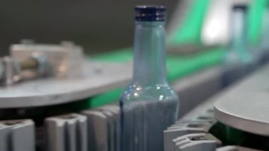 Votkayı iş başında şişelemek için taşıyıcı.