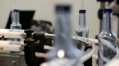 Votkayı iş başında şişelemek için taşıyıcı.