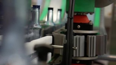 Votkayı iş başında şişelemek için taşıyıcı.