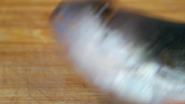 Живая рыба на разделочной доске. — стоковое видео