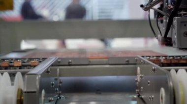 Elektrik bileşenleri ve mikro devrelerin üretimi.