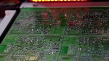 Üretimde elektronik bileşenlerin üretimi.