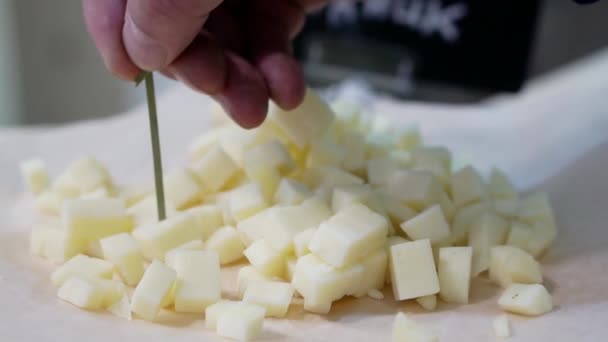 Close-up van het proeven van in blokjes gesneden kaas. — Stockvideo