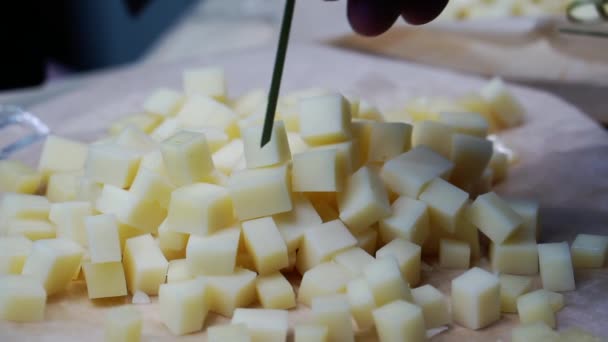 Nahaufnahme der Verkostung von gewürfeltem Käse. — Stockvideo