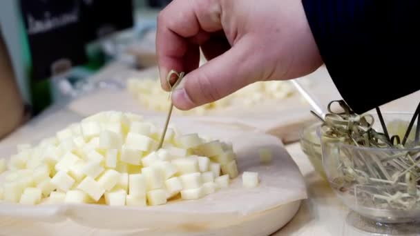 Különböző típusú sajtok kóstolása. — Stock videók