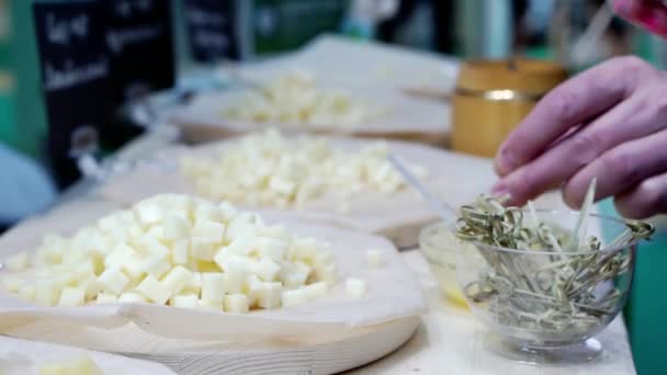 Degustazione di diversi tipi di formaggio. — Video Stock