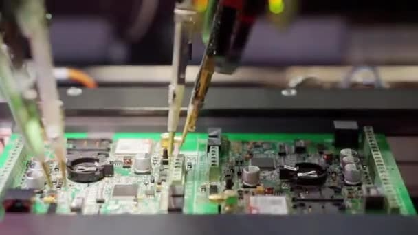 Fabricación de placas electrónicas, procesadores y microcircuitos. — Vídeos de Stock