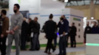 Tanımlanamayan kişilerin odaklanmamış videosu.