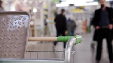 Tanımlanamayan kişilerle bulanık arkaplan.