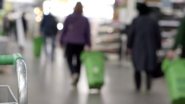 Tanımlanamayan kişilerle bulanık arkaplan.