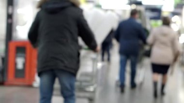 Tanımlanamayan kişilerle bulanık arkaplan.