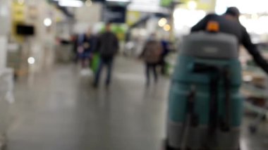 Tanımlanamayan kişilerle bulanık arkaplan.