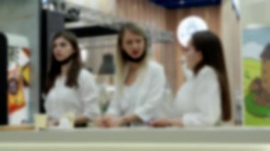 Genç ve güzel kızların gölgelerinin bulanık görüntüsü.