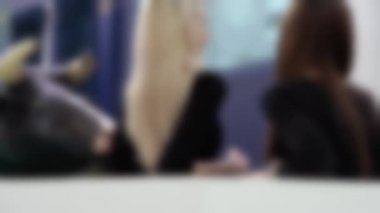 Genç ve güzel kızların gölgelerinin bulanık görüntüsü.