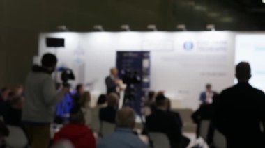 Konuşmacılar izleyicilere sesleniyor.