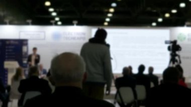 Konuşmacılar izleyicilere sesleniyor.