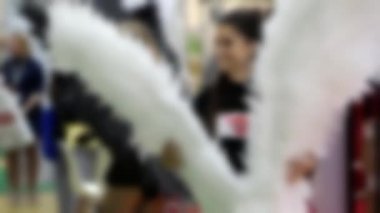 Kızlar melekler gibi dans eder..