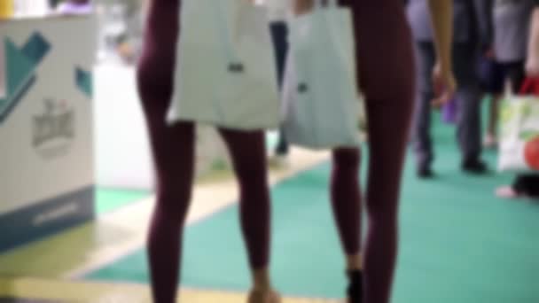 Blurred video of people in a shopping mall. — Stock Video