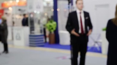 Gazeteciler bir iş adamıyla röportaj yapıyor..