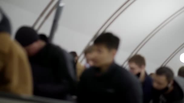 Desfocado vídeo de pessoas no metrô. — Vídeo de Stock