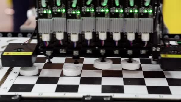Робота машини для розміщення шашок на ігровому полі . — стокове відео