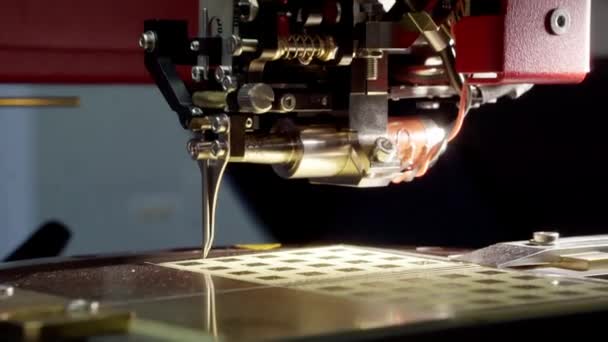 Processus automatisé pour la production de microcircuits électroniques. — Video