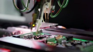 Elektrik bileşenleri ve mikro devrelerin üretimi.