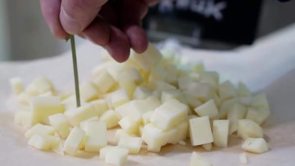 Nahaufnahme der Verkostung von gewürfeltem Käse. — Stockvideo