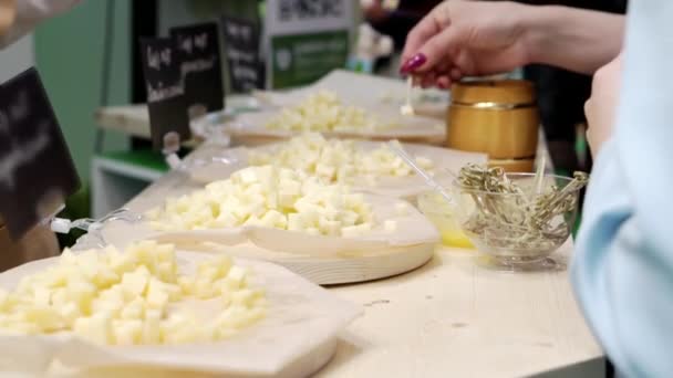 Ochutnávka různých druhů sýrů. — Stock video