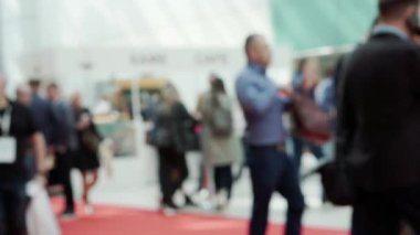 Tıbbi maske takan iş adamlarının bulanık videosu.