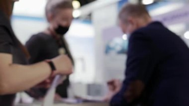 Tezgahın arkasında bir salgında iş adamları toplantısı..