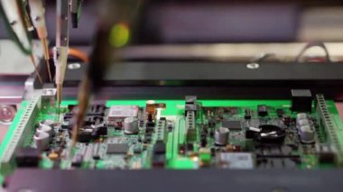 Elektronik devre teşhisi koyan küçük iğneler.