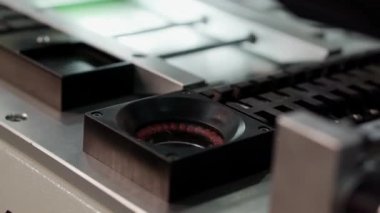 Elektronik mikro devrelerin üretimi için otomatik işlem.