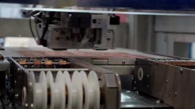 Elektronik mikro devrelerin üretimi için otomatik işlem.