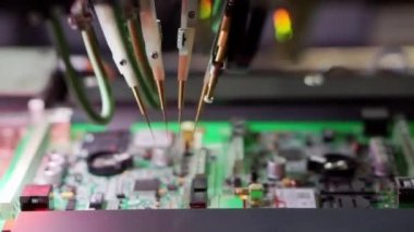 Elektrik bileşenleri ve mikro devrelerin üretimi.