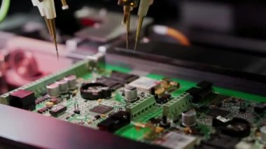 Elektrik bileşenleri ve mikro devrelerin üretimi.