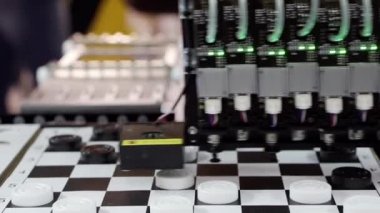 Oyun alanına dama yerleştirme makinesinin çalışması.