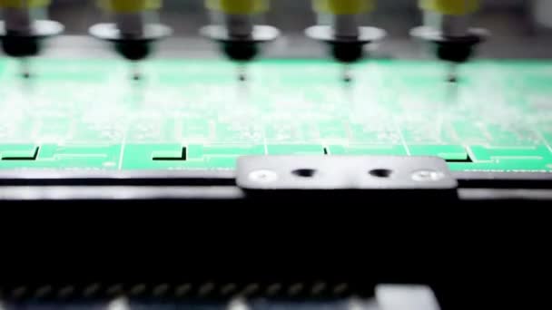 Processus automatisé pour la production de microcircuits électroniques. — Video