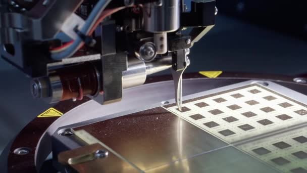 Geautomatiseerd proces voor de productie van elektronische microschakelingen. — Stockvideo