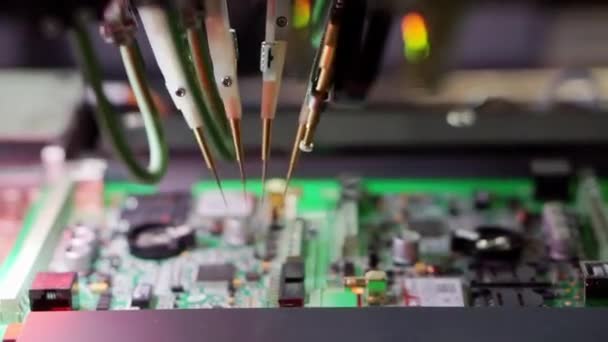 Herstellung von elektrischen Komponenten und Mikroschaltungen. — Stockvideo