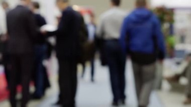 Tanımlanamayan kişilerin odaklanmamış videosu.