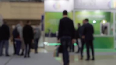 Tanımlanamayan kişilerin odaklanmamış videosu.