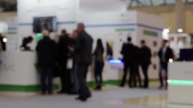 Tanımlanamayan kişilerin odaklanmamış videosu.