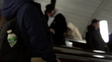 Metrodaki insanların bulanık videosu..