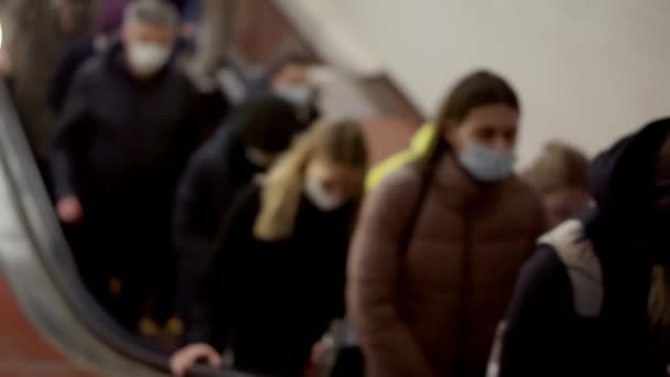 Vídeo borroso de personas en el metro. — Vídeo de stock